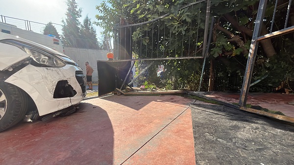 Foto - Otomobil evin bahçesine daldı: 2 yaralı