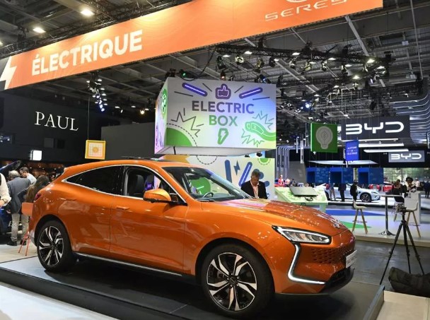 Foto - Otomobil fuarına damga vuran an! Macron böyle baktı