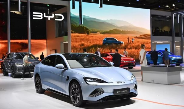 Foto - Otomobil fuarına damga vuran an! Macron böyle baktı