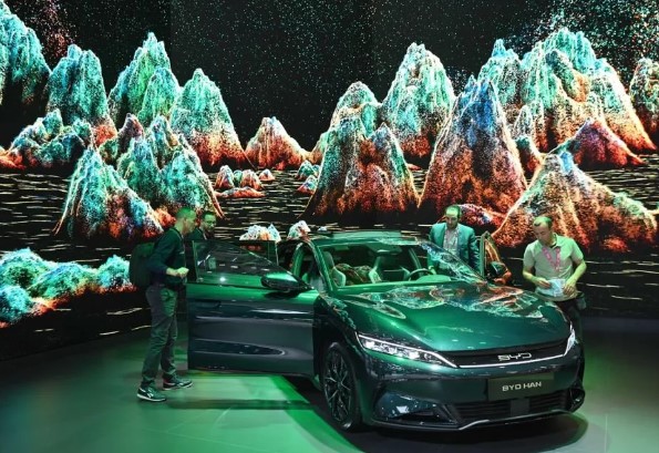 Foto - Otomobil fuarına damga vuran an! Macron böyle baktı