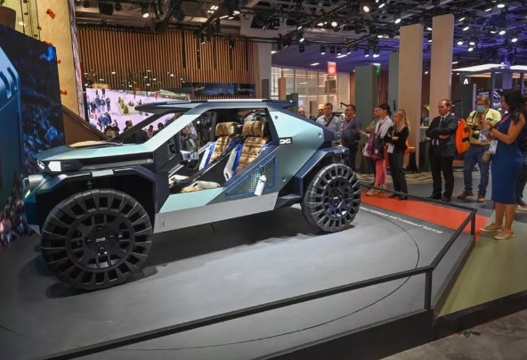 Foto - Otomobil fuarına damga vuran an! Macron böyle baktı