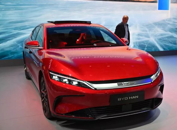 Foto - Otomobil fuarına damga vuran an! Macron böyle baktı