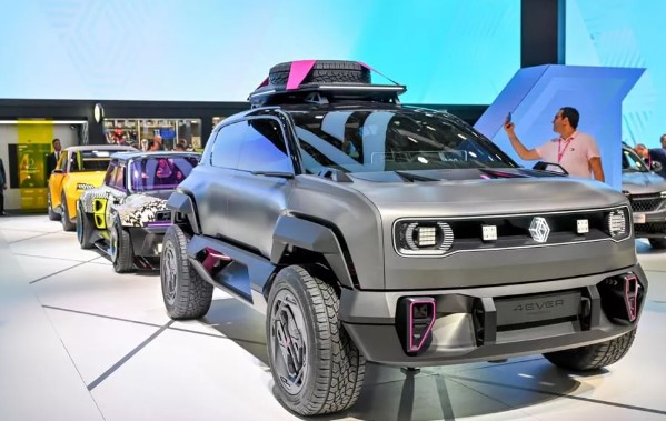 Foto - Otomobil fuarına damga vuran an! Macron böyle baktı