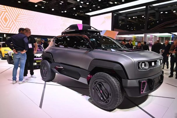 Foto - Otomobil fuarına damga vuran an! Macron böyle baktı