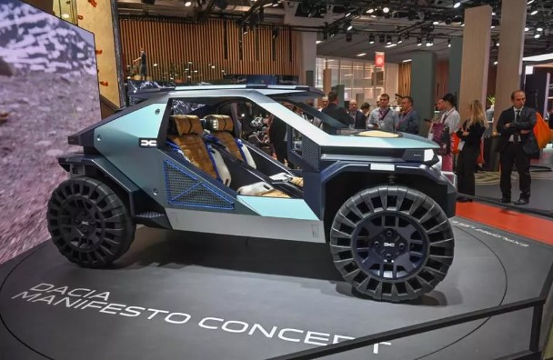 Foto - Otomobil fuarına damga vuran an! Macron böyle baktı