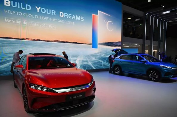 Otomobil fuarına damga vuran an! Macron böyle baktı