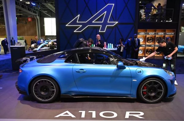 Foto - Otomobil fuarına damga vuran an! Macron böyle baktı