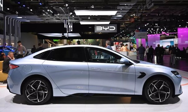 Foto - Otomobil fuarına damga vuran an! Macron böyle baktı