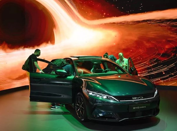 Foto - Otomobil fuarına damga vuran an! Macron böyle baktı