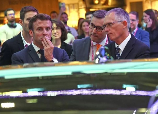 Foto - Otomobil fuarına damga vuran an! Macron böyle baktı