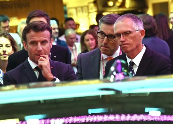 Foto - Otomobil fuarına damga vuran an! Macron böyle baktı