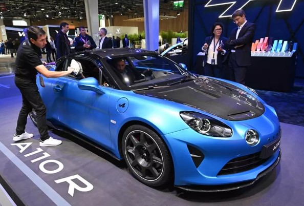 Foto - Otomobil fuarına damga vuran an! Macron böyle baktı