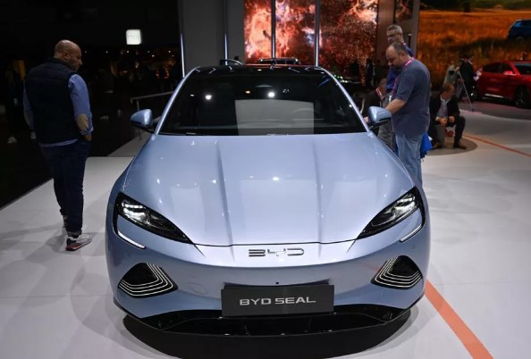 Foto - Otomobil fuarına damga vuran an! Macron böyle baktı