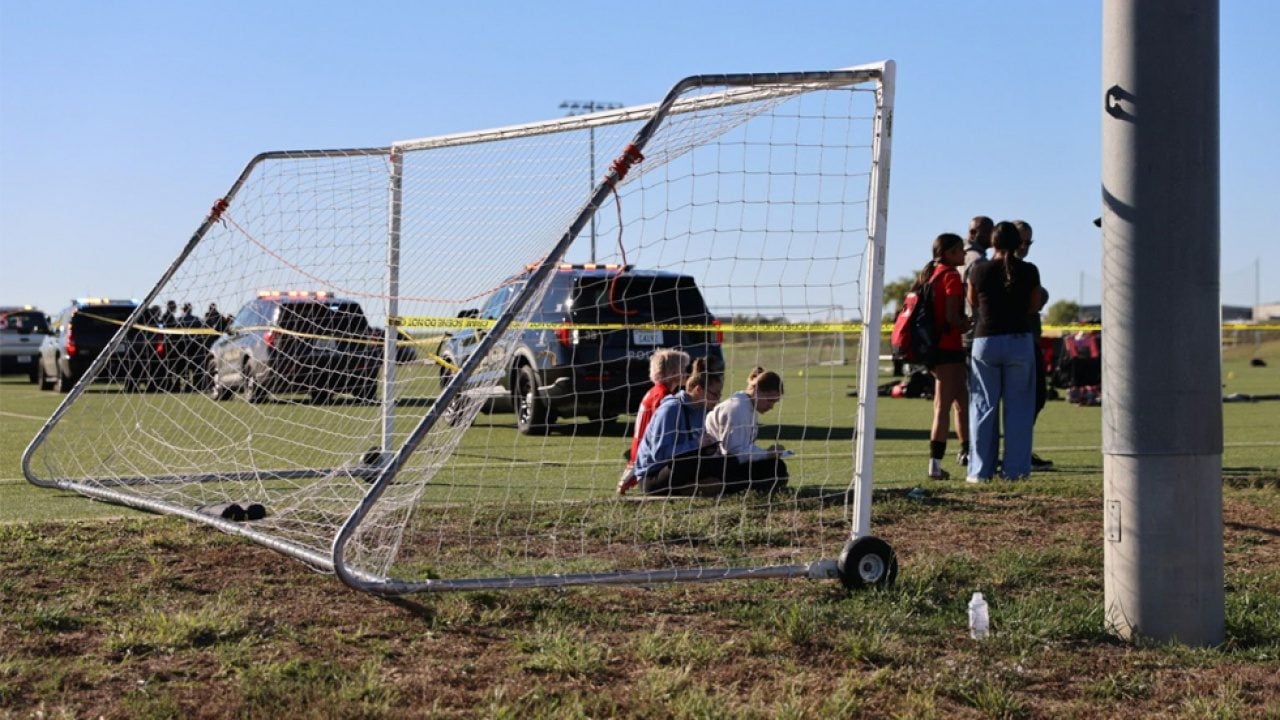 Otomobil futbol sahasına daldı: Ölü ve yaralılar var
