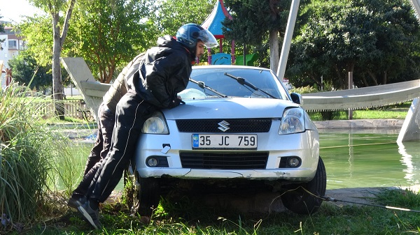 Foto - Otomobil havuza böyle düştü!