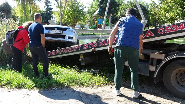 Foto - Otomobil havuza böyle düştü!