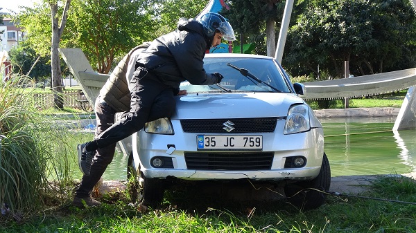 Foto - Otomobil havuza böyle düştü!