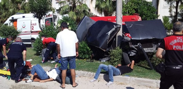 Foto - Otomobil hurdaya döndü! TYT sınavına yetişmeye çalışan kız kardeşler okula 200 metre kala trafik kaza geçirdi