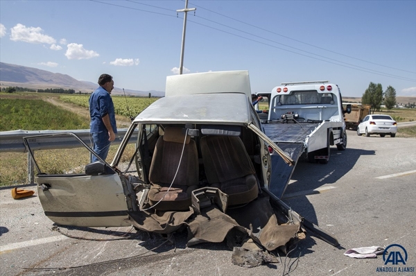 Foto - Otomobil ikiye bölündü: Yaralılar var