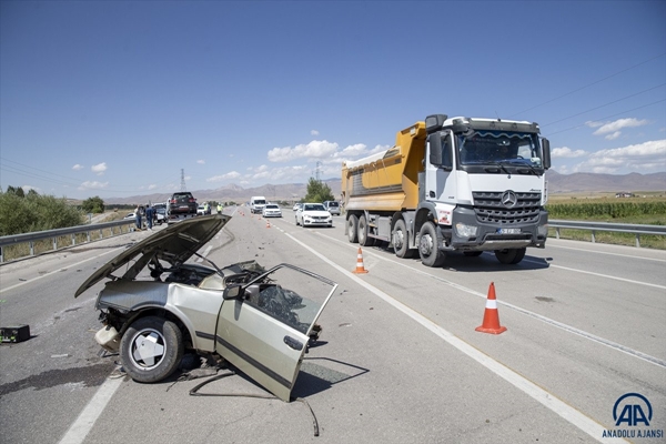 Foto - Otomobil ikiye bölündü: Yaralılar var