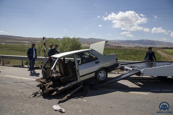 Foto - Otomobil ikiye bölündü: Yaralılar var