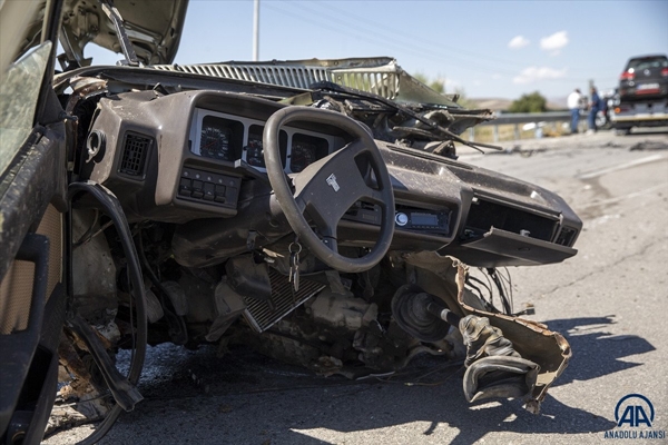 Foto - Otomobil ikiye bölündü: Yaralılar var