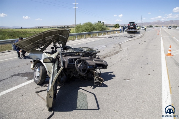 Otomobil ikiye bölündü: Yaralılar var