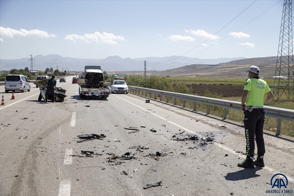 Foto - Otomobil ikiye bölündü: Yaralılar var