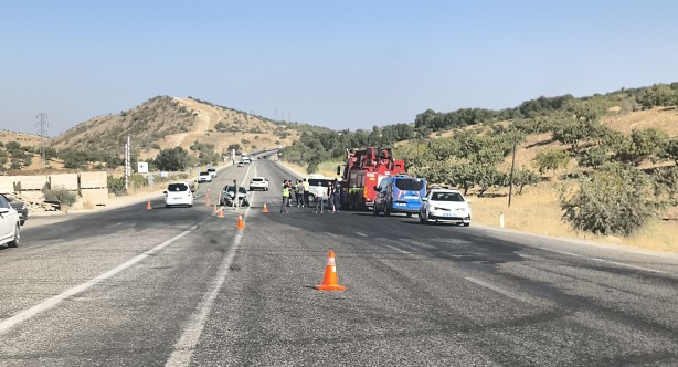 Otomobil ile minibüs çarpıştı