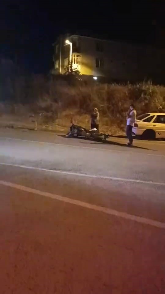 Otomobil ile motosiklet kafa kafaya çarpıştı