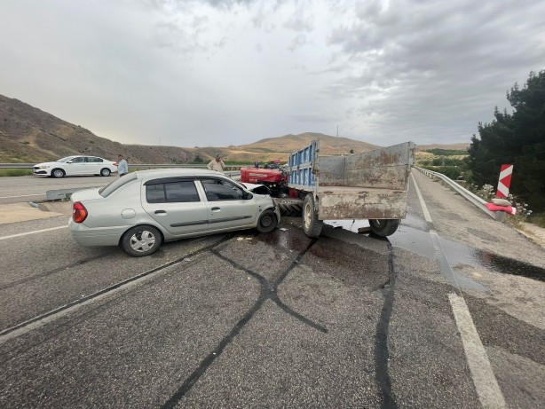 Foto - Otomobil ile traktör çarpıştı: 6 yaralı