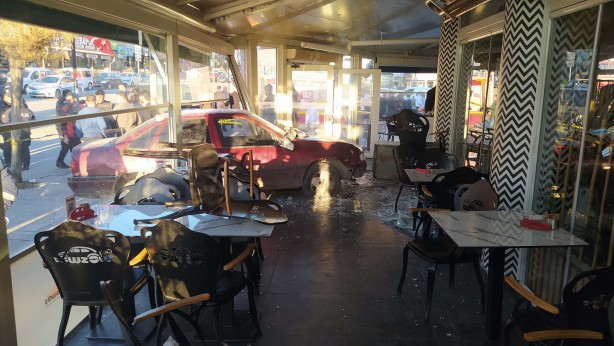 Foto - Otomobil kafeye daldı! Yaralılıar var