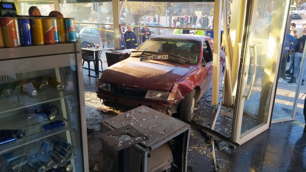 Foto - Otomobil kafeye daldı! Yaralılıar var