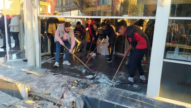 Foto - Otomobil kafeye daldı! Yaralılıar var