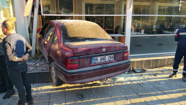 Foto - Otomobil kafeye daldı! Yaralılıar var