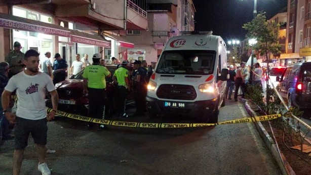 Foto - Otomobil kahvehane önünde oturanların arasında daldı