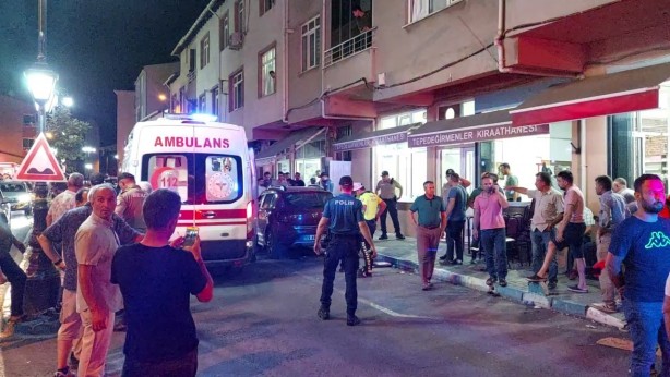 Otomobil kahvehane önünde oturanların arasında daldı