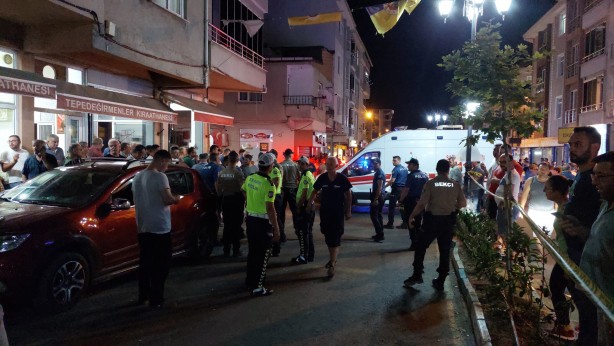 Foto - Otomobil kahvehane önünde oturanların arasında daldı