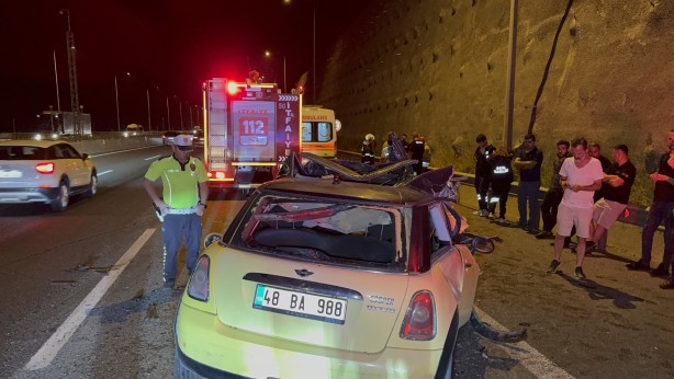 Otomobil kamyona ok gibi saplandı: 1 kişi hayatını kaybetti