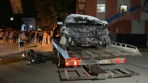 Foto - Otomobil karşı şeride geçip motosiklete çarptı