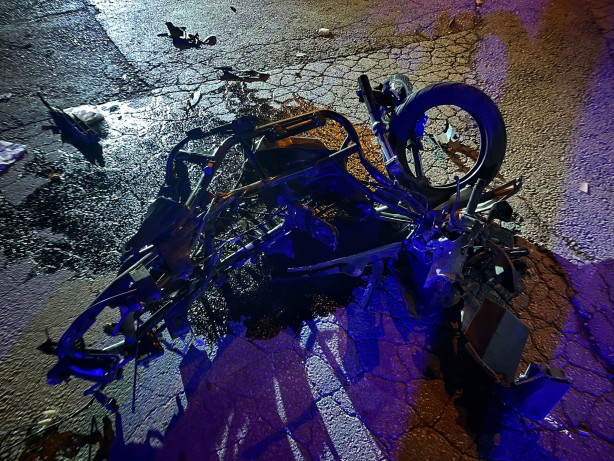 Foto - Otomobil karşı şeride geçip motosiklete çarptı