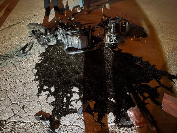 Otomobil karşı şeride geçip motosiklete çarptı