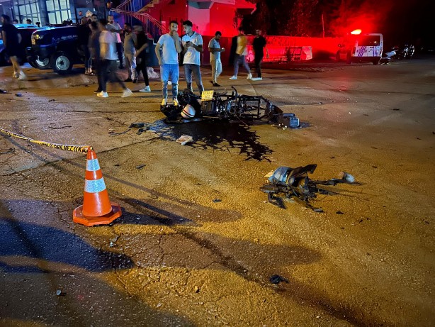 Foto - Otomobil karşı şeride geçip motosiklete çarptı