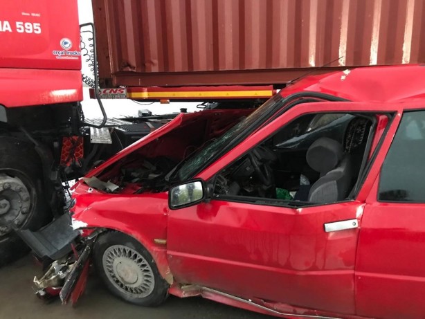 Foto - Otomobil, kavşakta dönüş yapan tıra ok gibi saplandı