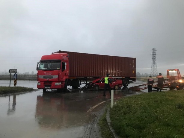 Foto - Otomobil, kavşakta dönüş yapan tıra ok gibi saplandı