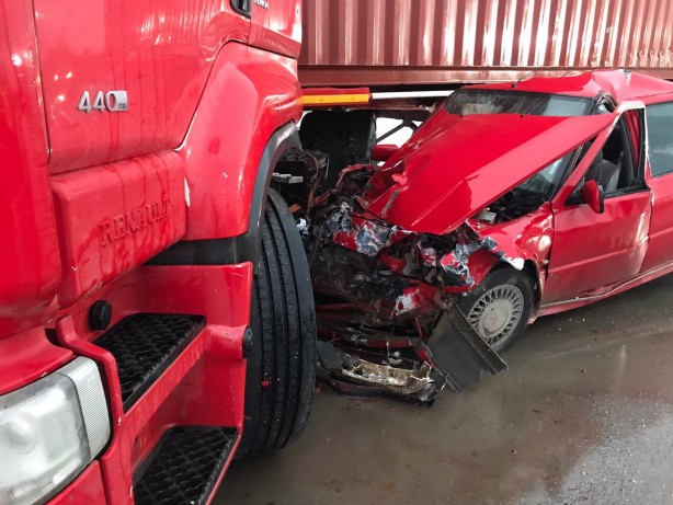 Foto - Otomobil, kavşakta dönüş yapan tıra ok gibi saplandı