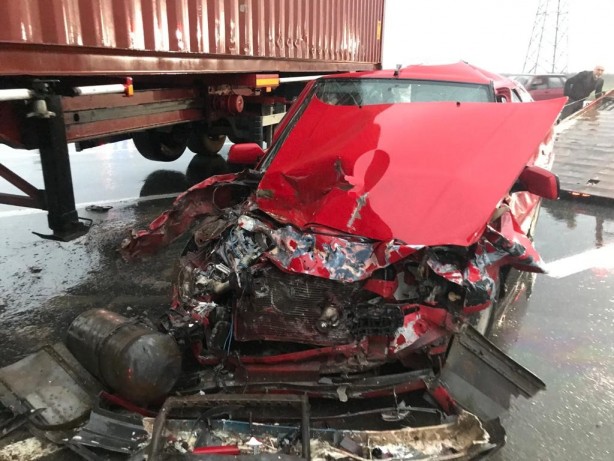 Foto - Otomobil, kavşakta dönüş yapan tıra ok gibi saplandı