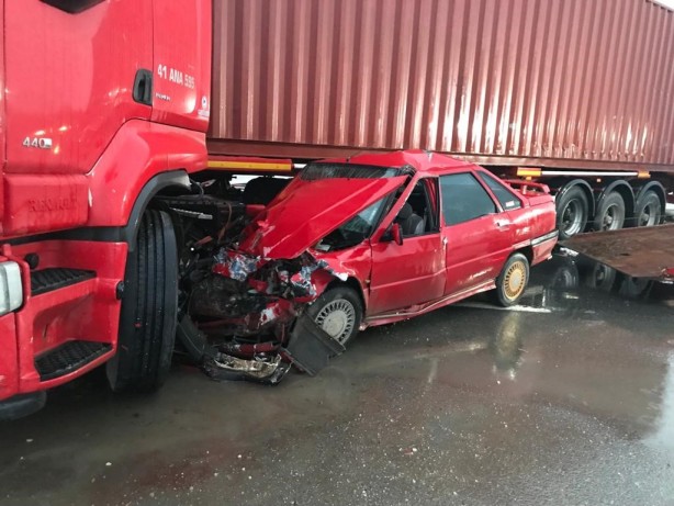 Otomobil, kavşakta dönüş yapan tıra ok gibi saplandı