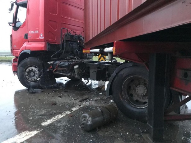 Foto - Otomobil, kavşakta dönüş yapan tıra ok gibi saplandı