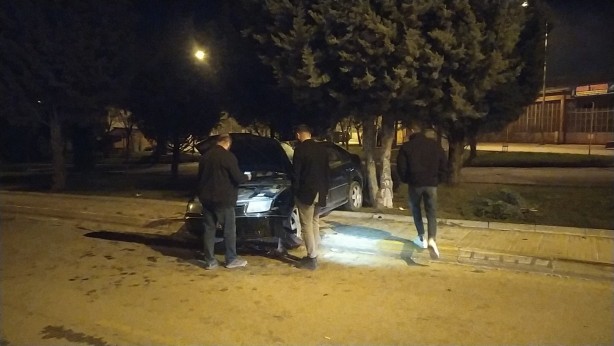 Foto - Otomobil kontrolde çıktı ağaca çarptı!